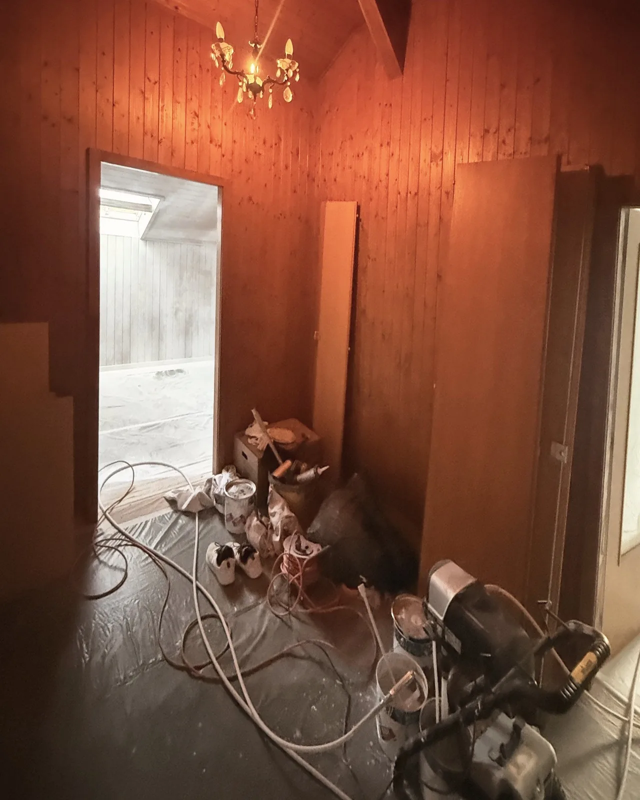 Couloir en lambris de sapin, avant les travaux