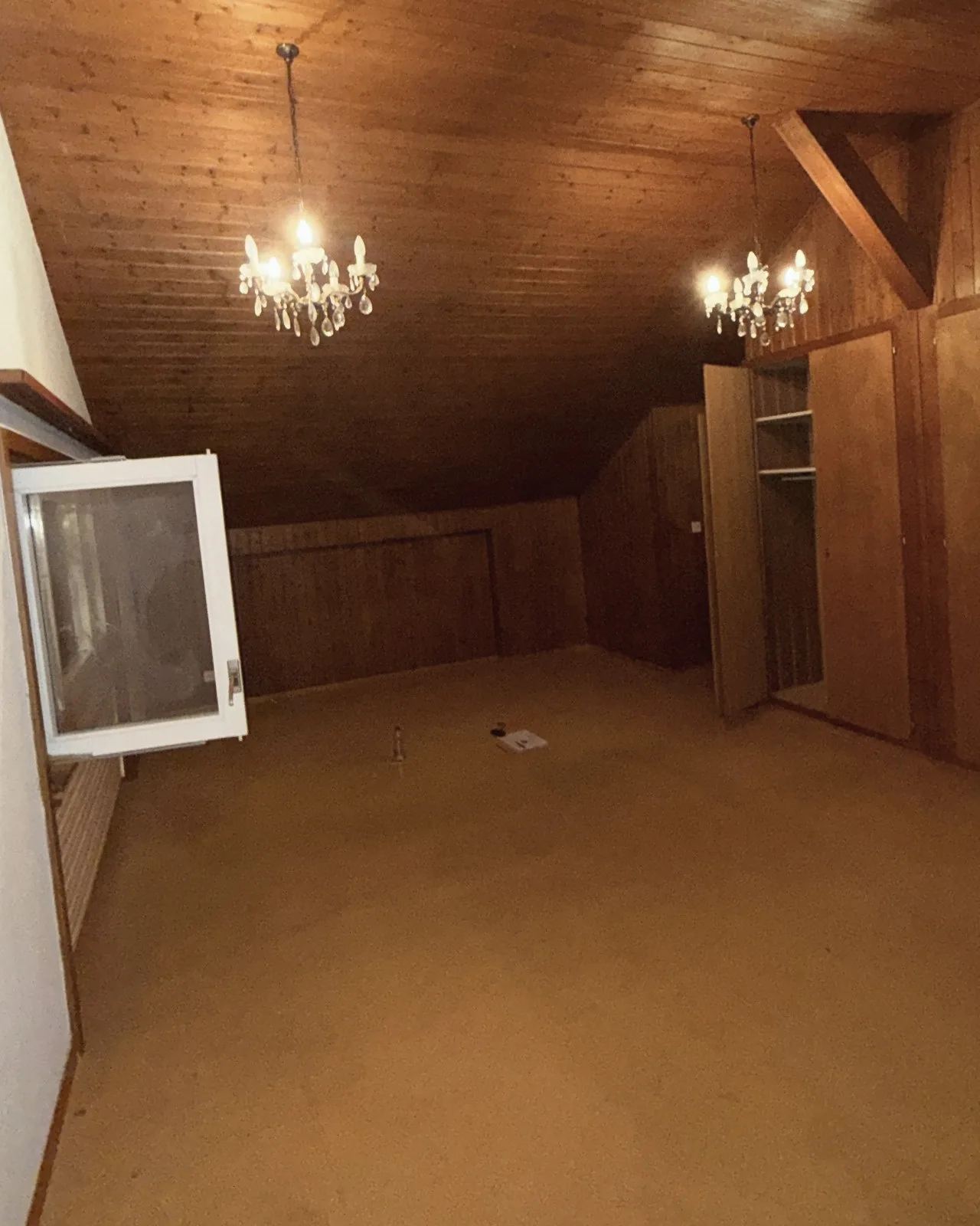 Combles à Fribourg, lambris de sapin d’origine et lustres, avant les travaux