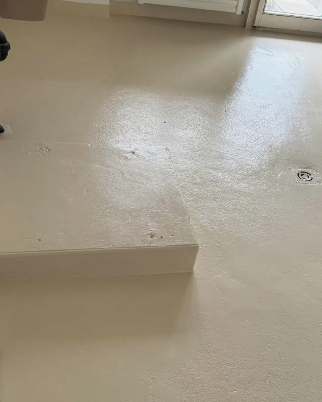 Sol de buanderie repeint en résine crème, après les travaux
