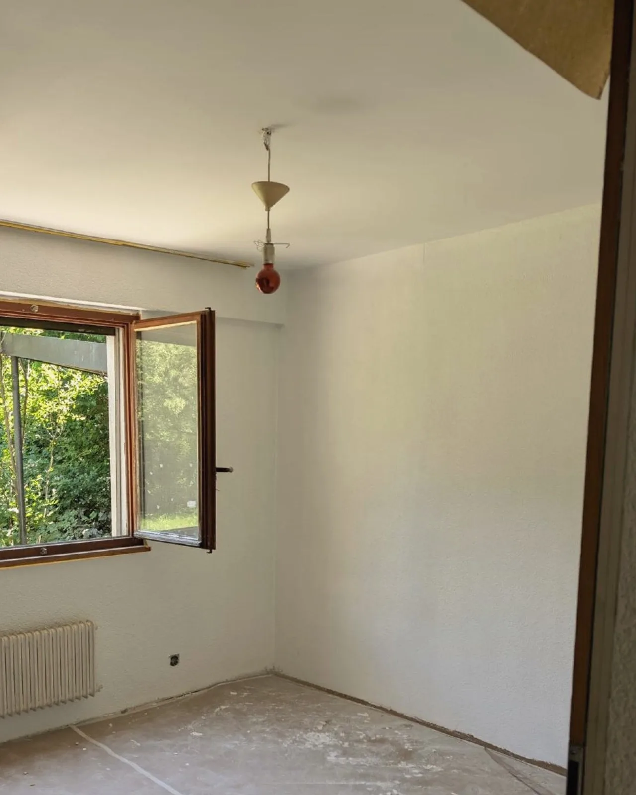 Chambre aux murs et plafond repeints en blanc, après les travaux